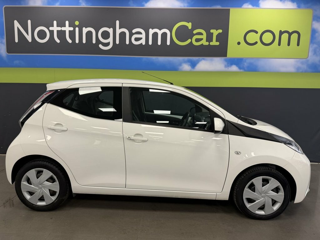 Toyota Aygo 1L X-play White #3