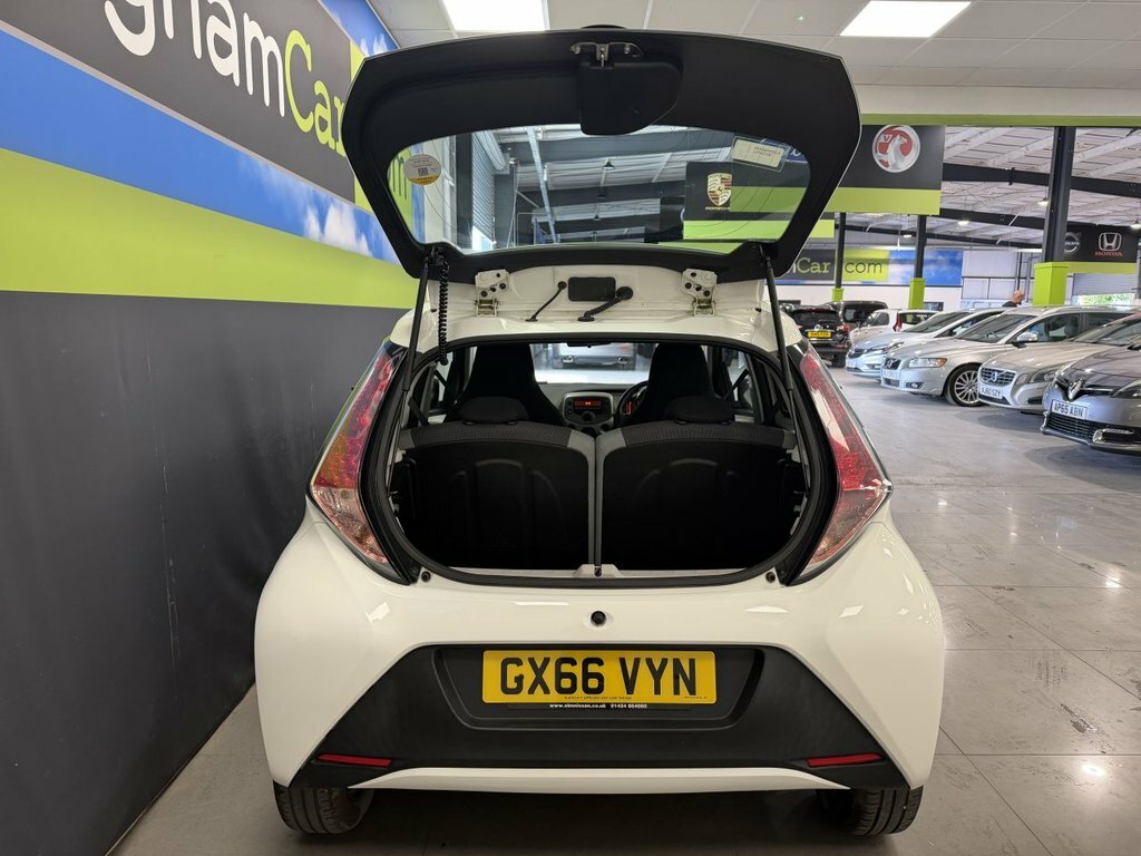 Toyota Aygo 1L X-play White #6