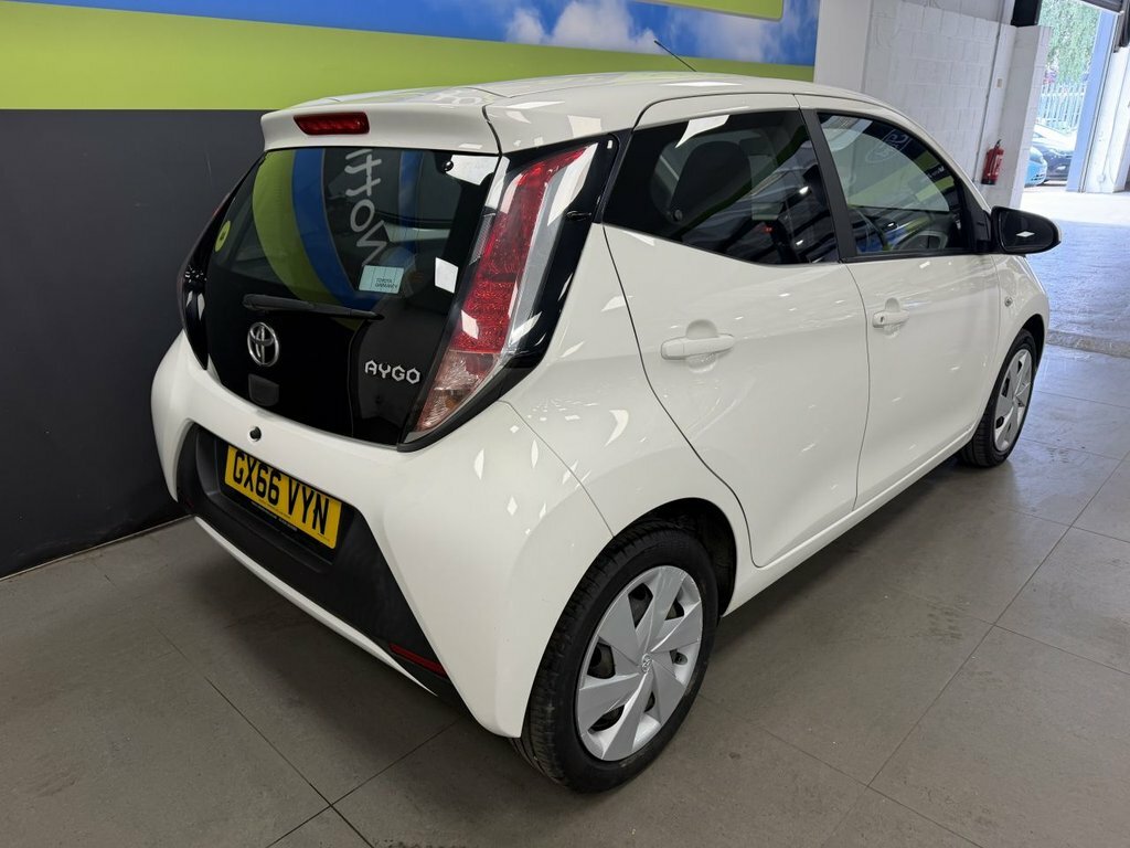 Toyota Aygo 1L X-play White #4