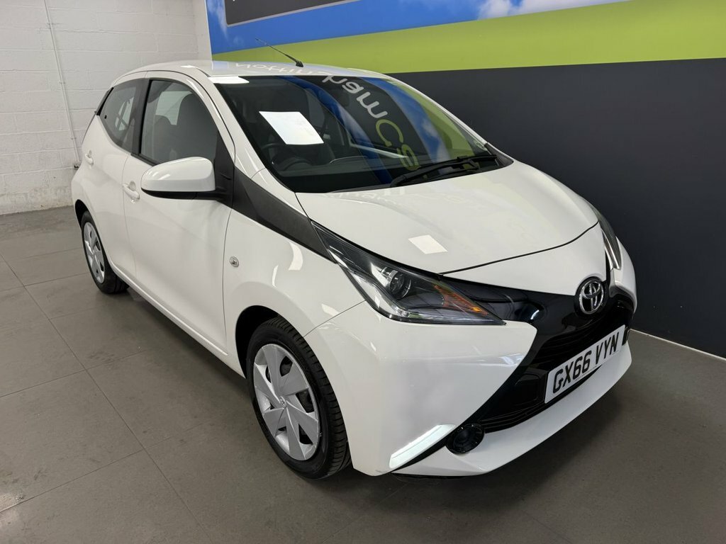 Toyota Aygo 1L X-play White #2