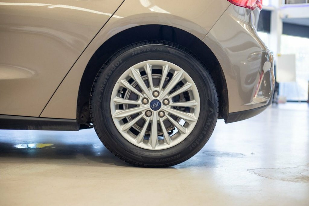 Ford Focus 1L Titanium Silver #6