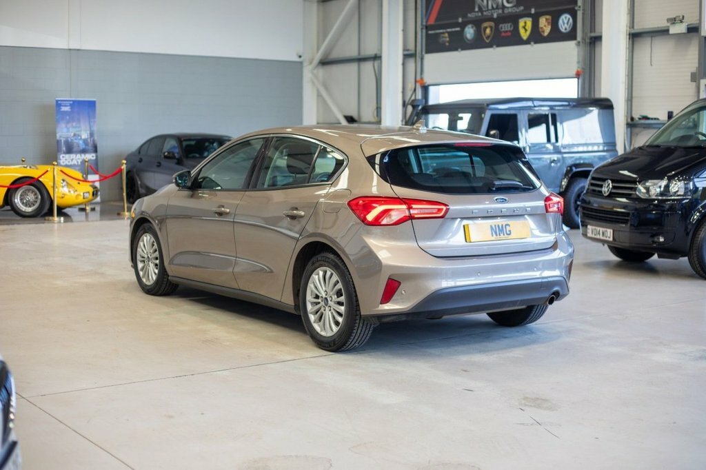 Ford Focus 1L Titanium Silver #4