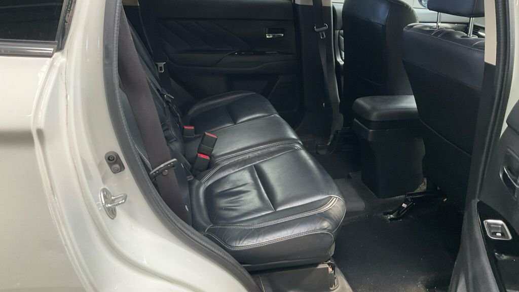 Mitsubishi Outlander 2.0H 12Kwh Gx4h Suv Plug-in Hybrid Cvt White #4