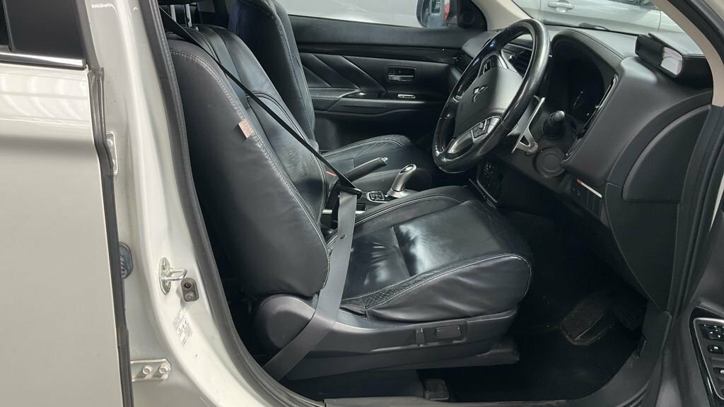Mitsubishi Outlander 2.0H 12Kwh Gx4h Suv Plug-in Hybrid Cvt White #3