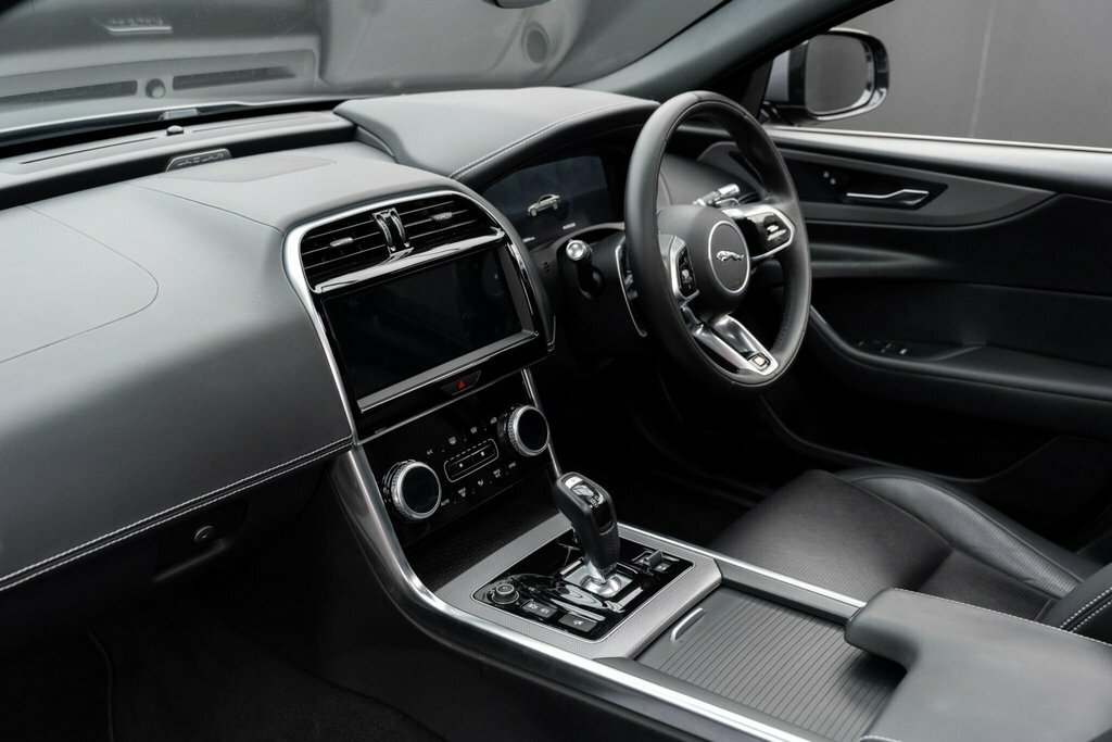 Jaguar XE 2.0 P250 R-dynamic Black Cwvehiclemarketing Black #30