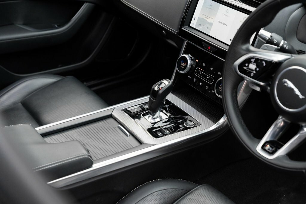 Jaguar XE 2.0 P250 R-dynamic Black Cwvehiclemarketing Black #20