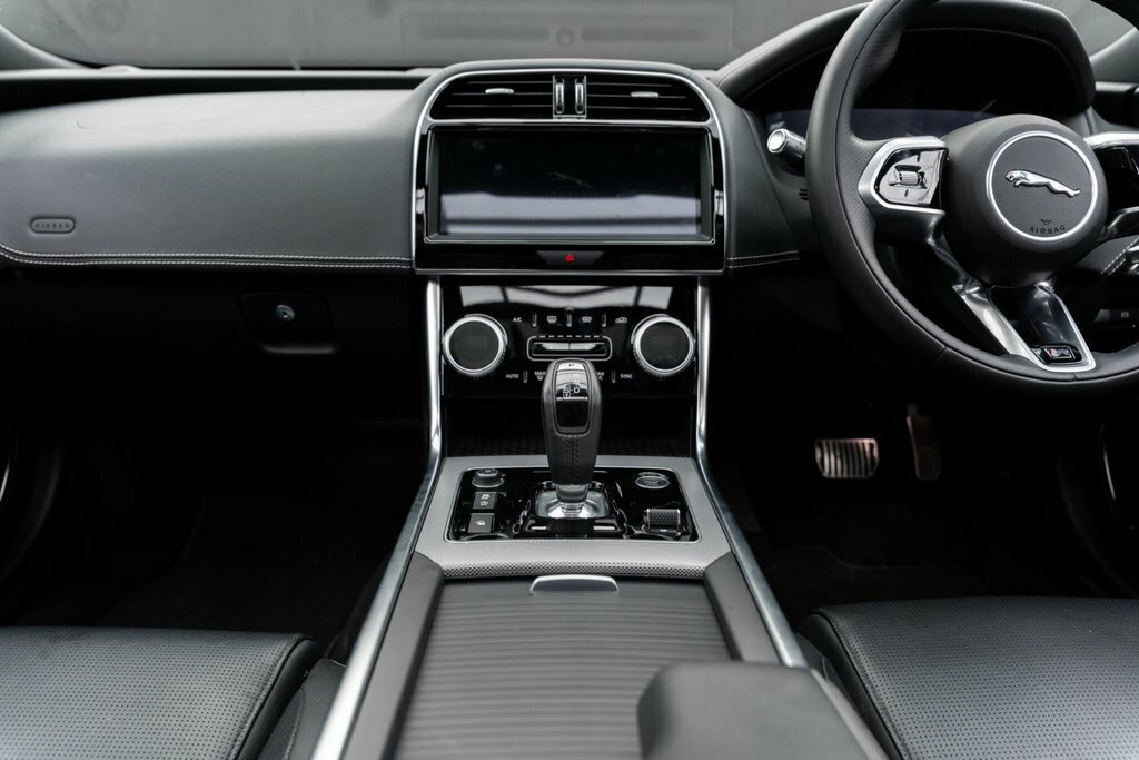 Jaguar XE 2.0 P250 R-dynamic Black Cwvehiclemarketing Black #38