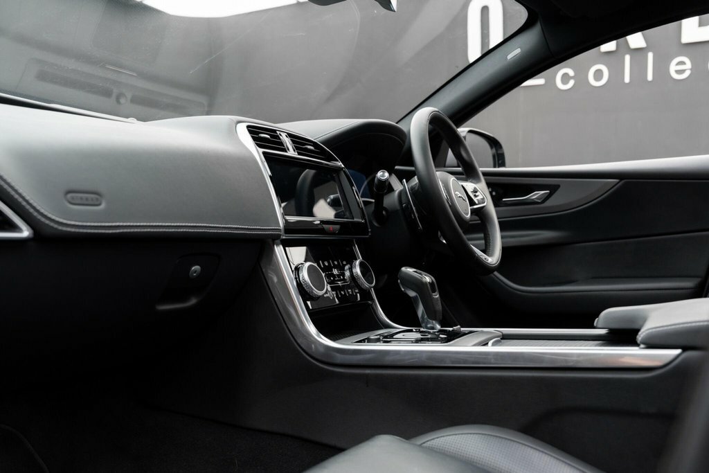 Jaguar XE 2.0 P250 R-dynamic Black Cwvehiclemarketing Black #36