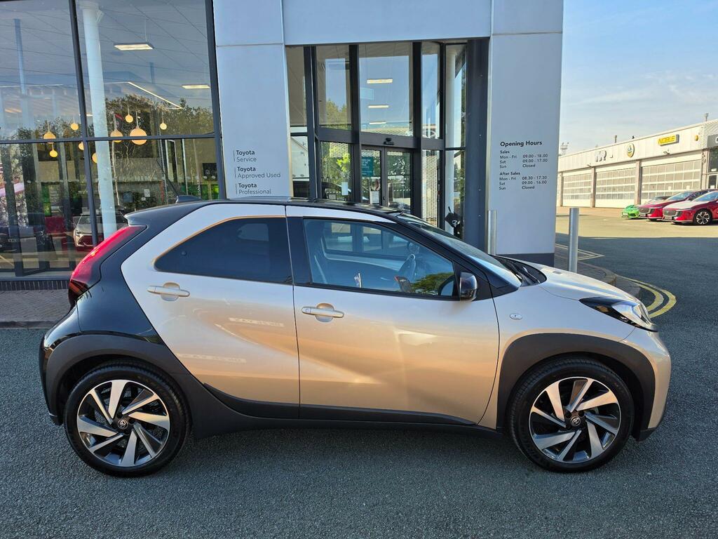 Toyota Aygo X 1.0 Vvt-i Edge Beige #2