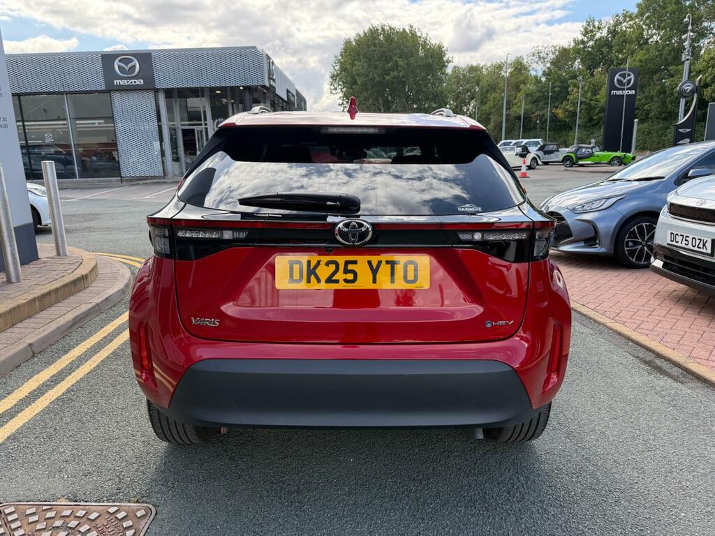 Toyota Yaris Cross 1.5 Hybrid Design Cvt Red #4