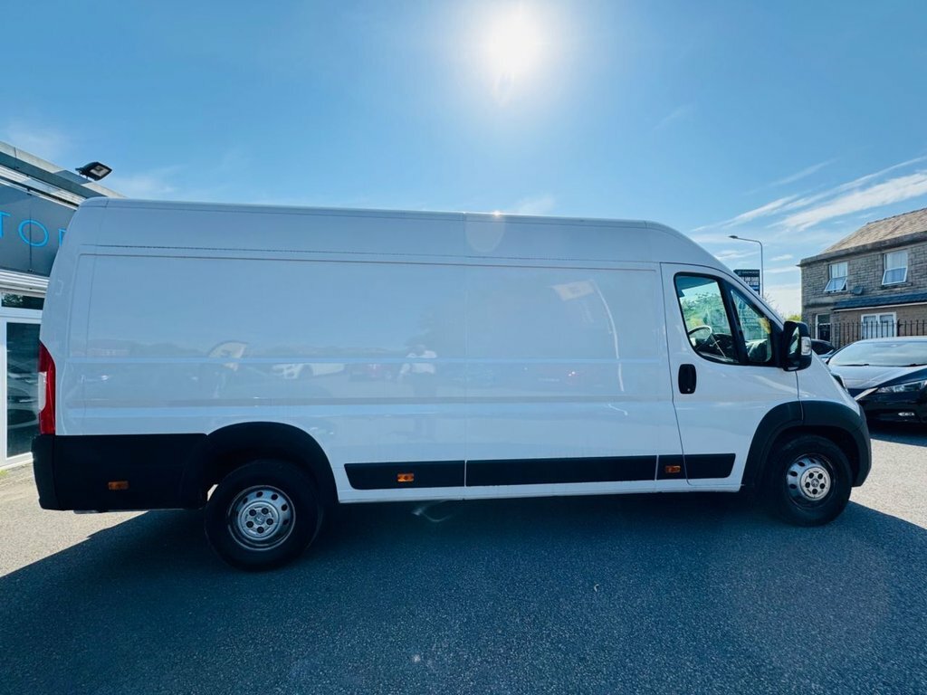 Peugeot Boxer 2.2L Professional Premium YM73JGF White #4