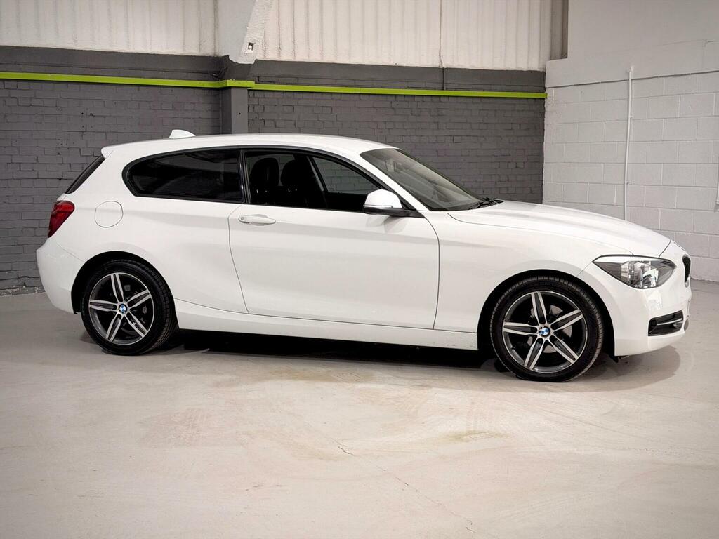BMW 1 Series 116D Urban 5-Door Black #32