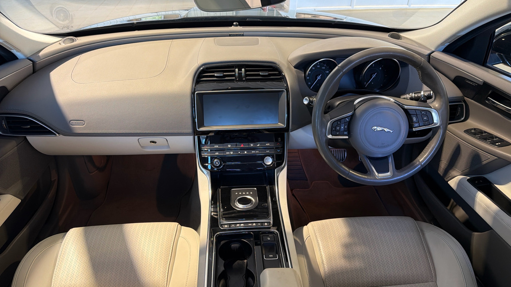 Jaguar XE 2.0D Portfolio Saloon Euro 6 Ss Black #5