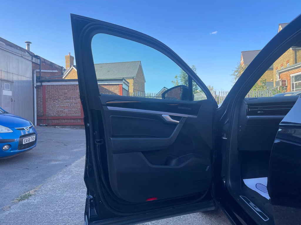 Volkswagen Touareg R-line Tech Black #44