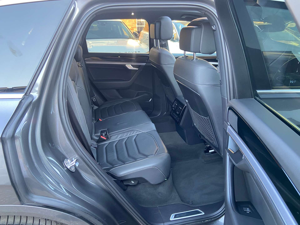 Volkswagen Touareg Estate Black #16