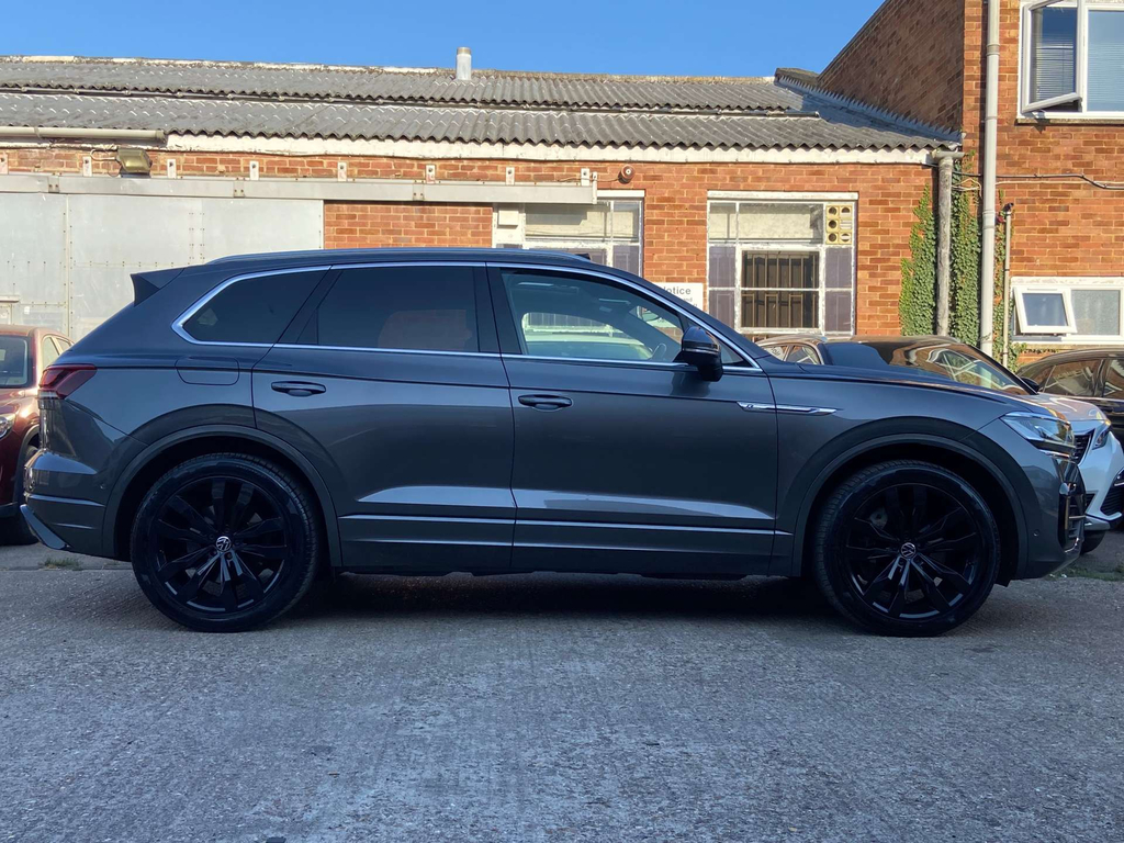 Volkswagen Touareg Estate Black #11