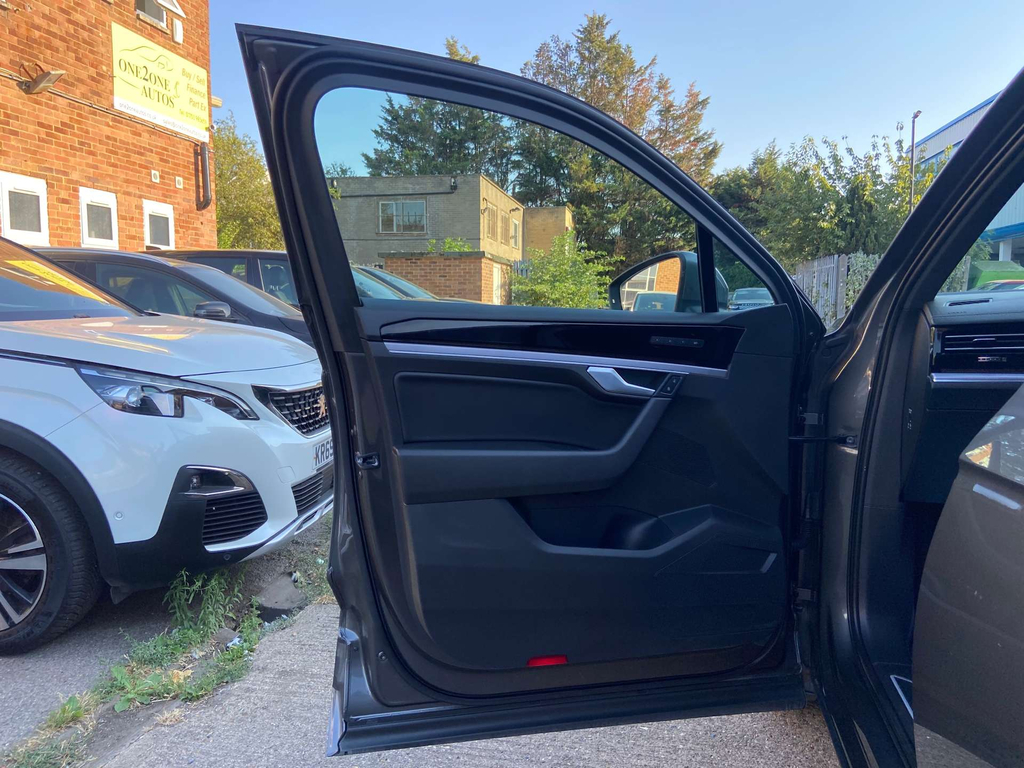 Volkswagen Touareg Estate Black #43