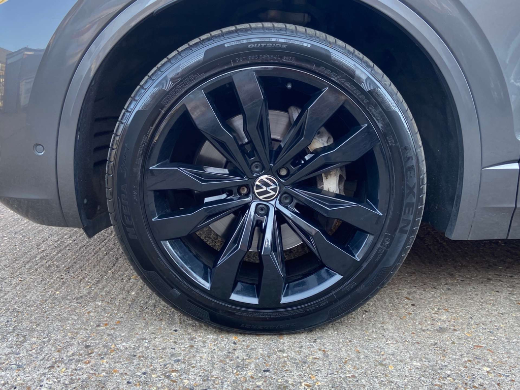 Volkswagen Touareg Estate Black #38