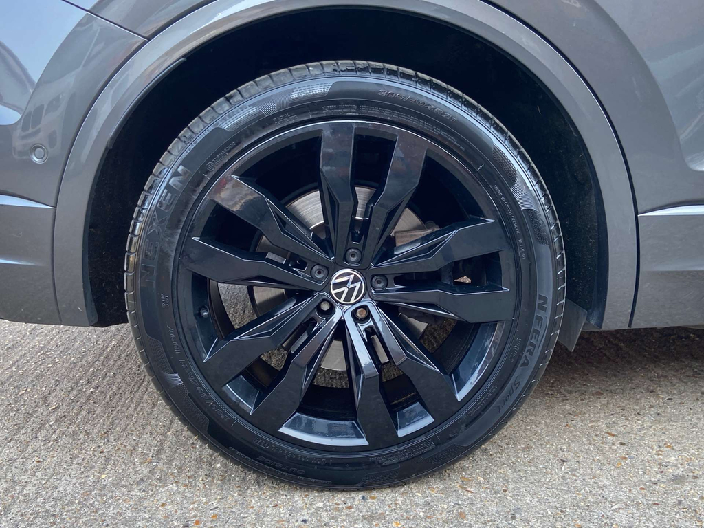 Volkswagen Touareg Estate Black #40