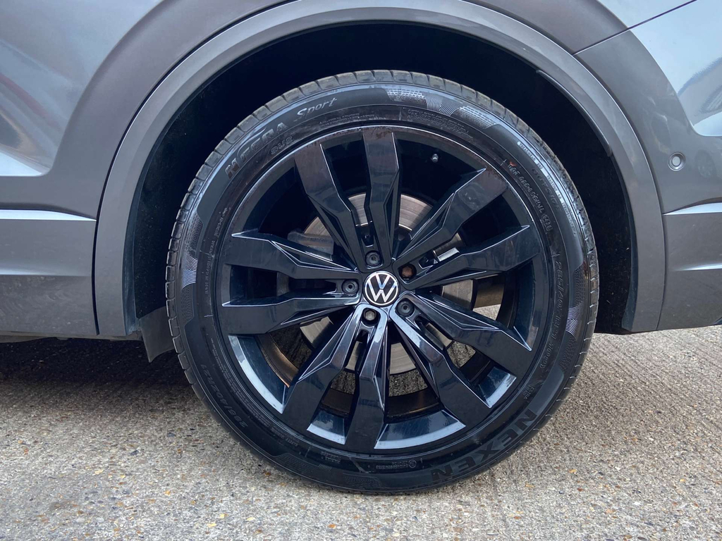 Volkswagen Touareg Estate Black #37
