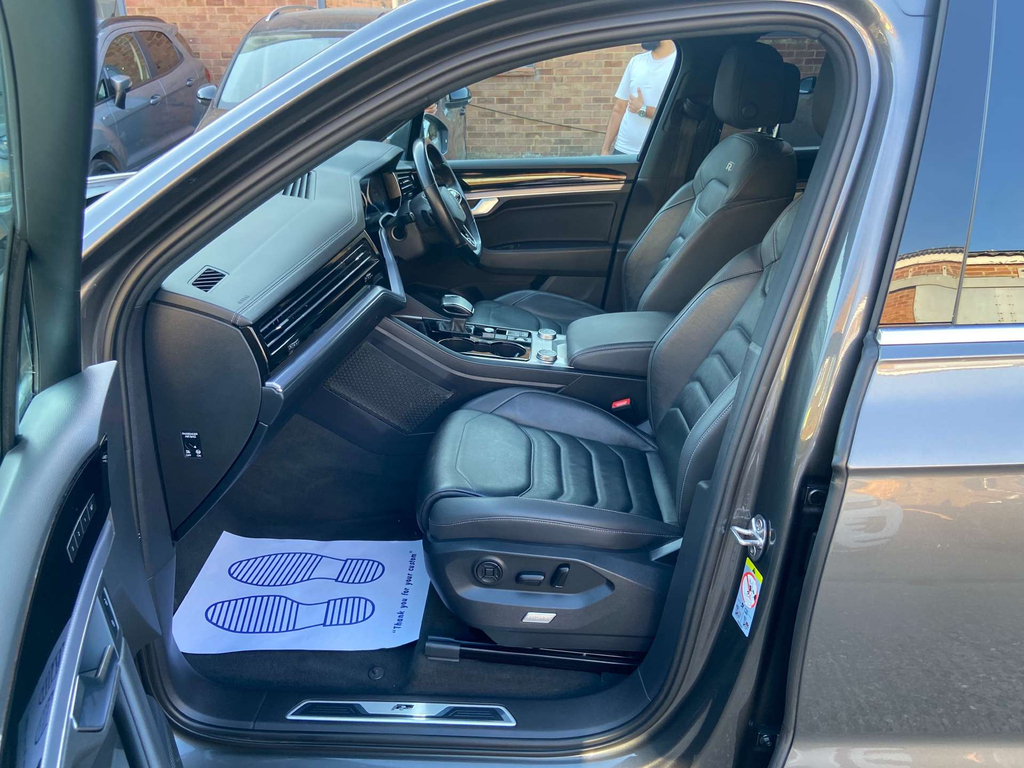 Volkswagen Touareg Estate Black #14
