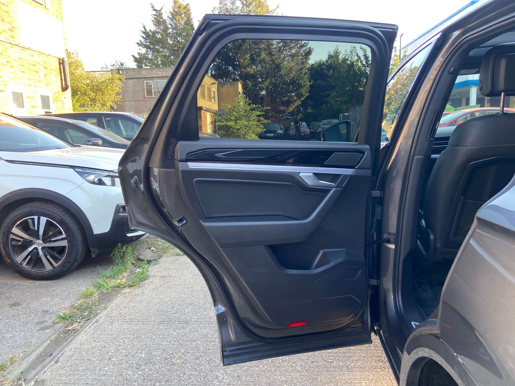 Volkswagen Touareg Estate Black #44