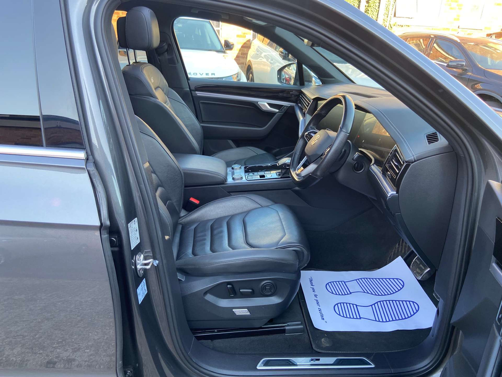 Volkswagen Touareg Estate Black #17