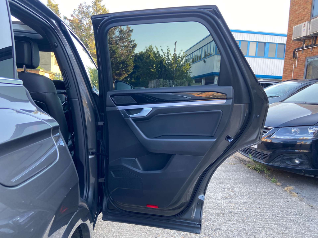 Volkswagen Touareg Estate Black #45