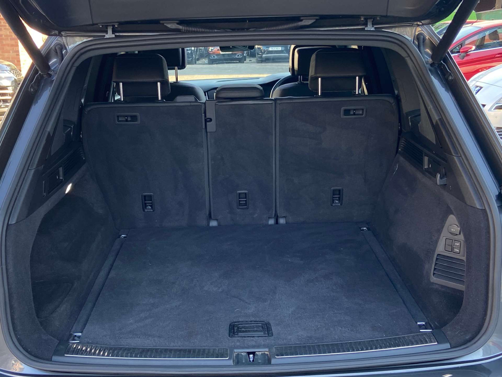 Volkswagen Touareg Estate Black #13