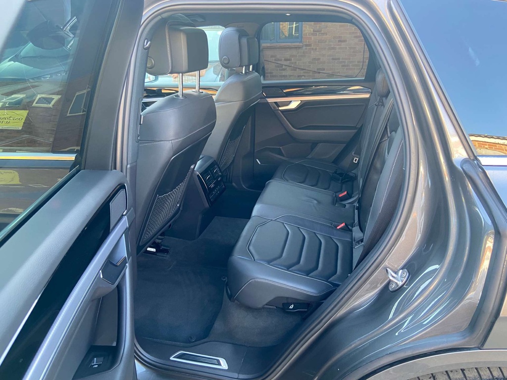 Volkswagen Touareg Estate Black #15