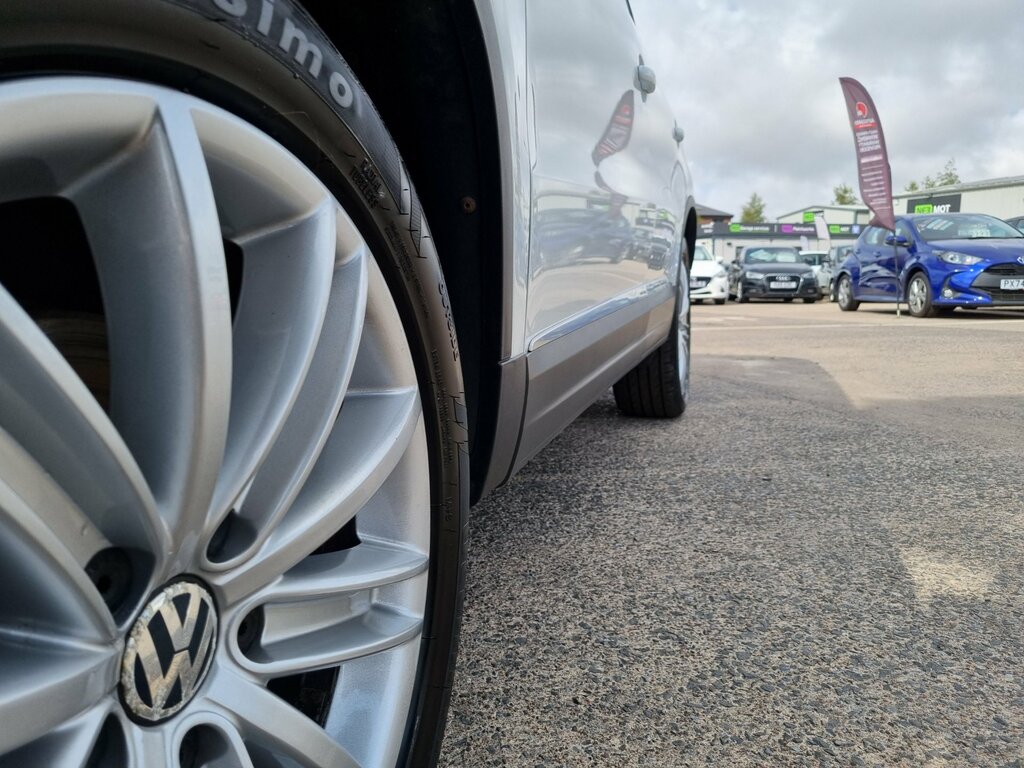 Volkswagen Tiguan 2.0 Tdi Bluemotion Tech Match Edition Suv Dies SO65VRK White #5