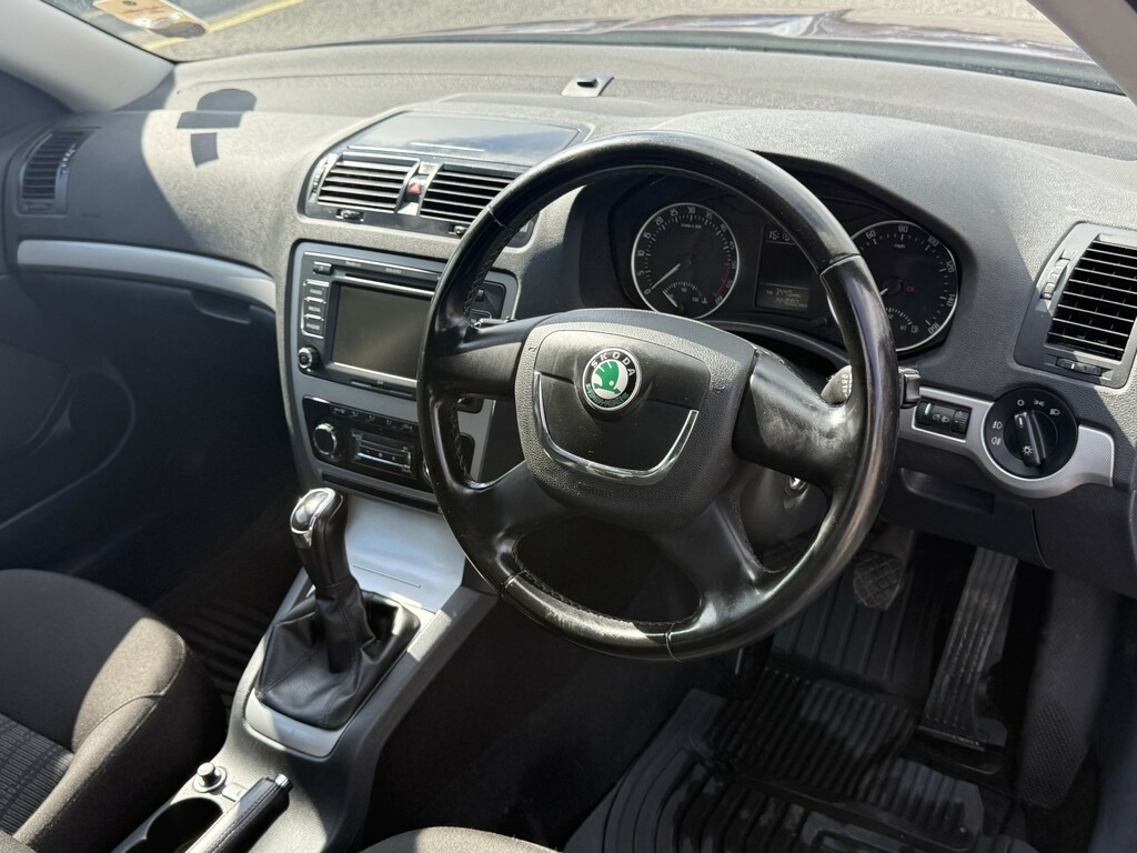 Skoda Octavia 2.0 Tdi Elegance Red #6