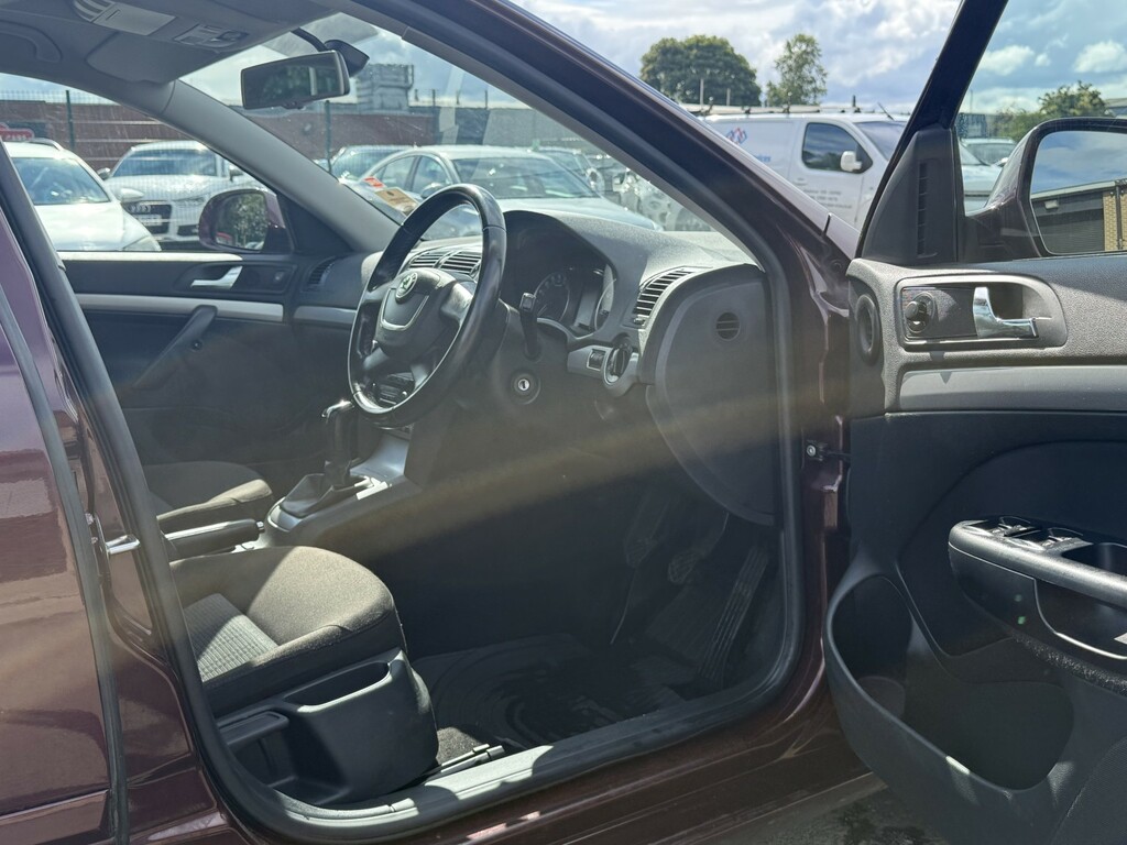 Skoda Octavia 2.0 Tdi Elegance Red #5