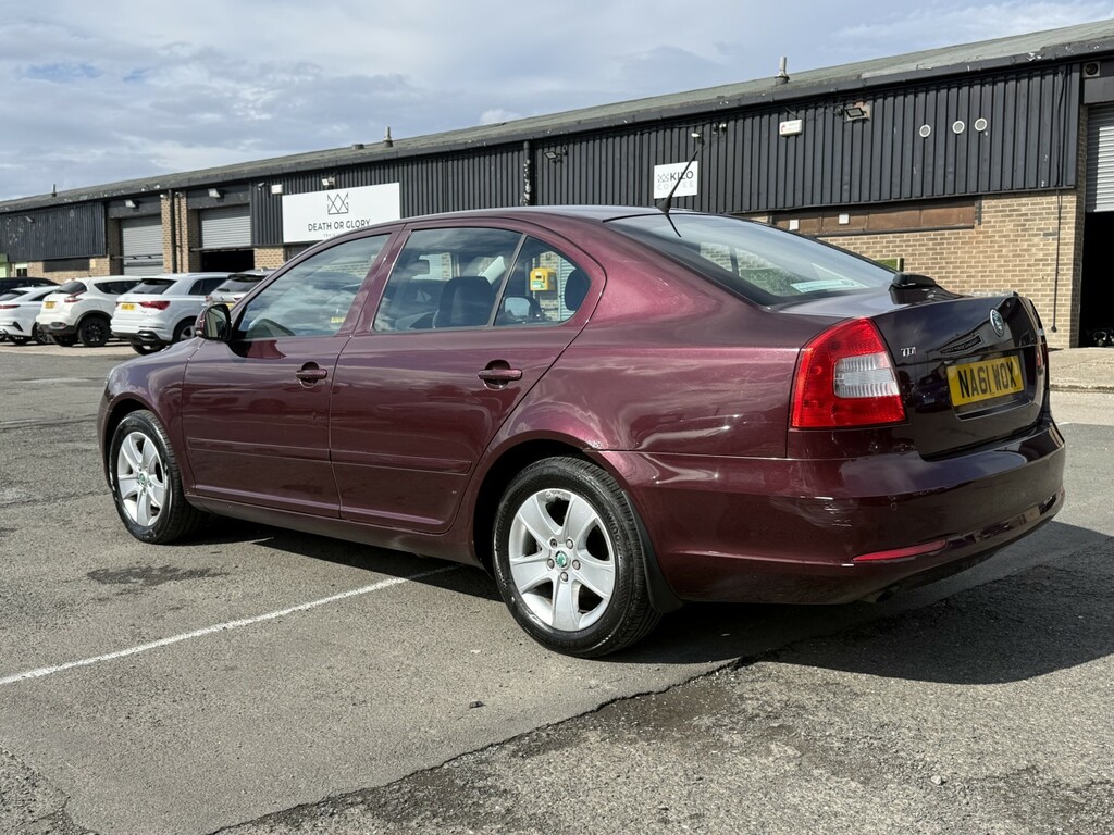 Skoda Octavia Hatchback 2.0 Tdi Elegance 2011 Red #4