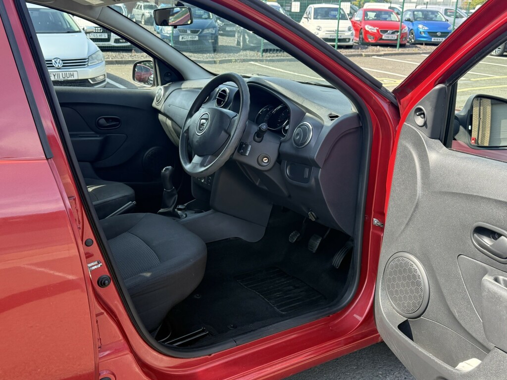 Dacia Sandero 1.2 Ambiance 1.2 16V 75 Red #4