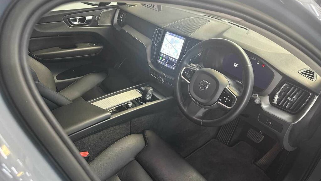 Volvo XC60 B5 P Awd Plus Dark Grey #4