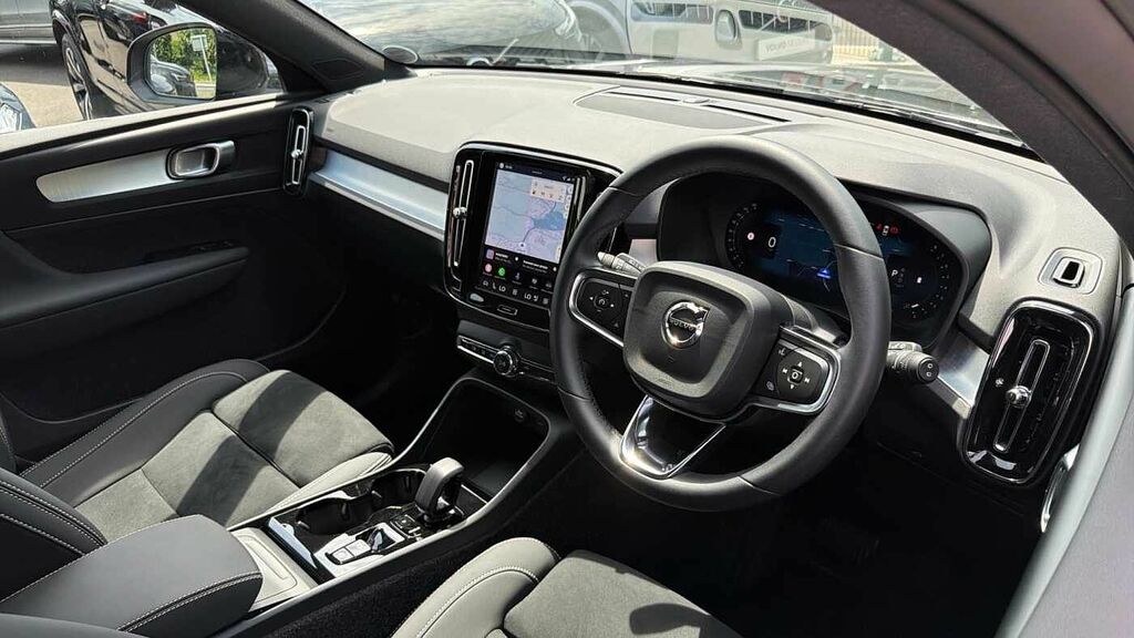 Volvo XC40 B4 P Plus Dark Black #4
