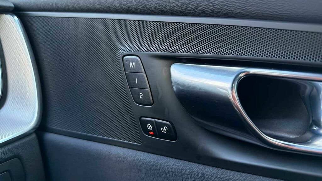 Volvo XC60 Recharge R-design Pro, T8 Awd Plug-in Hybrid Black #34