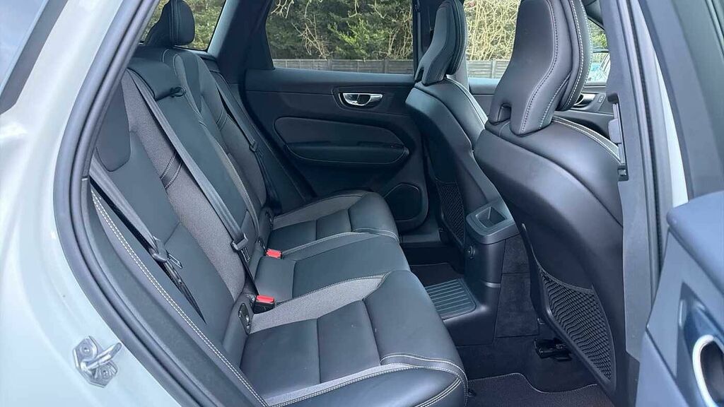 Volvo XC60 2.0 T8 Recharge Phev R Design Pro Awd White #6
