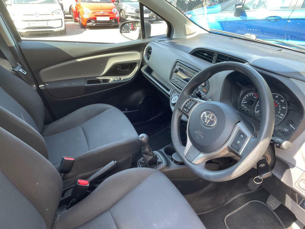 Toyota Yaris Design 1.5 Navigation Protection Brown #2