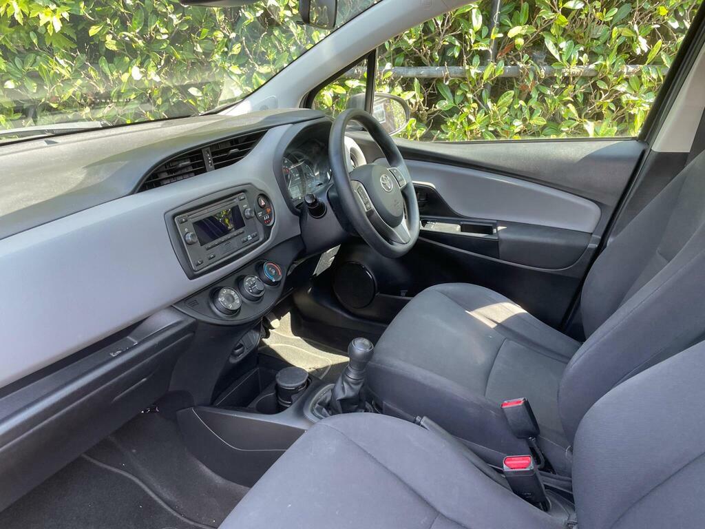 Toyota Yaris Design 1.5 Navigation Protection Brown #3