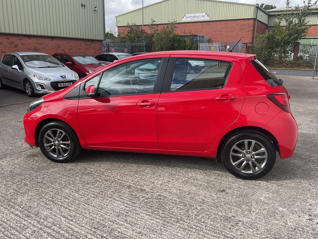 Toyota Yaris Hatchback 1.3 Vvt-i Icon P065WDK Red #3