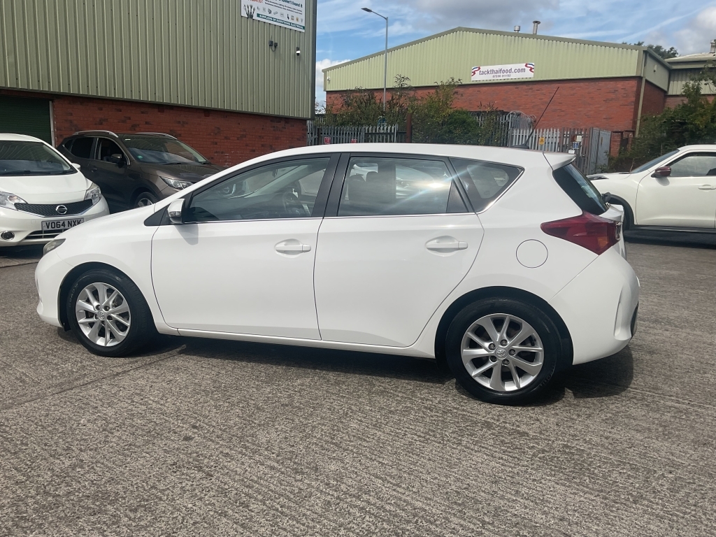 Toyota Auris Hatchback 1.4 Icon D-4d White #4