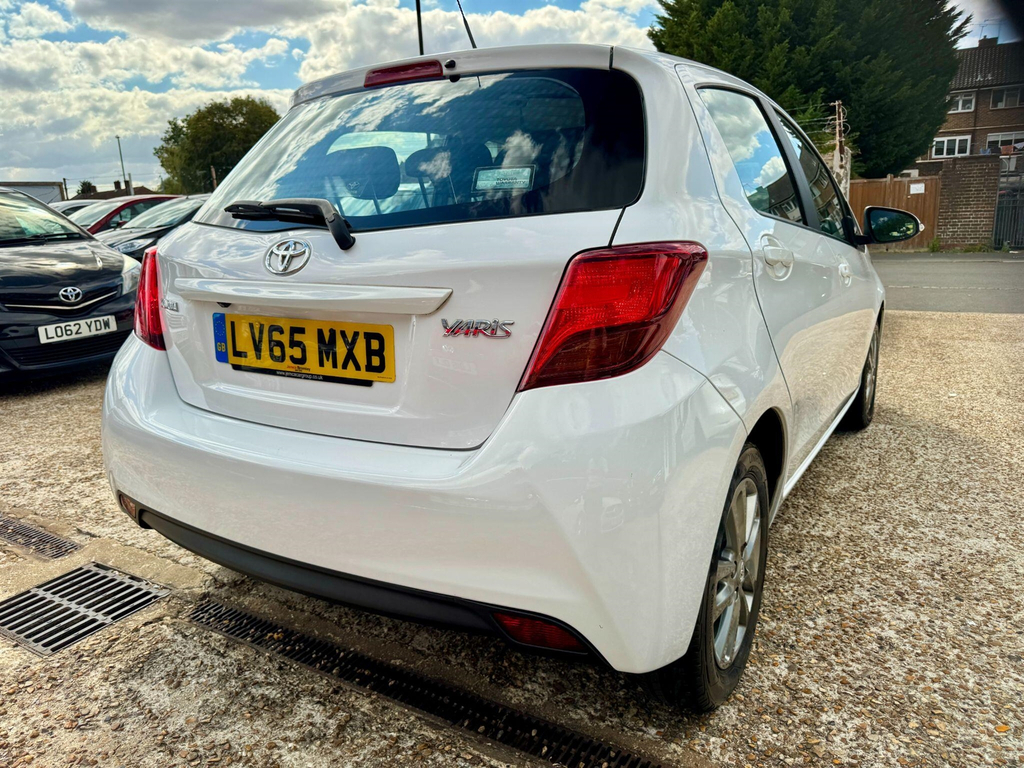 Toyota Yaris Hatchback 1.5 Vvt-h Icon E-cvt Euro 6 201515 White #16
