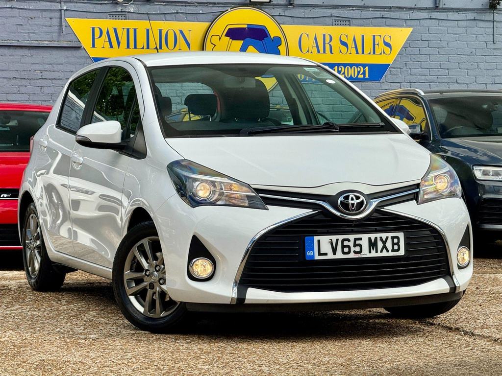 Toyota Yaris Hatchback 1.5 Vvt-h Icon E-cvt Euro 6 201515 White #1