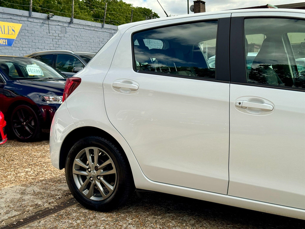 Toyota Yaris Hatchback 1.5 Vvt-h Icon E-cvt Euro 6 201515 White #13