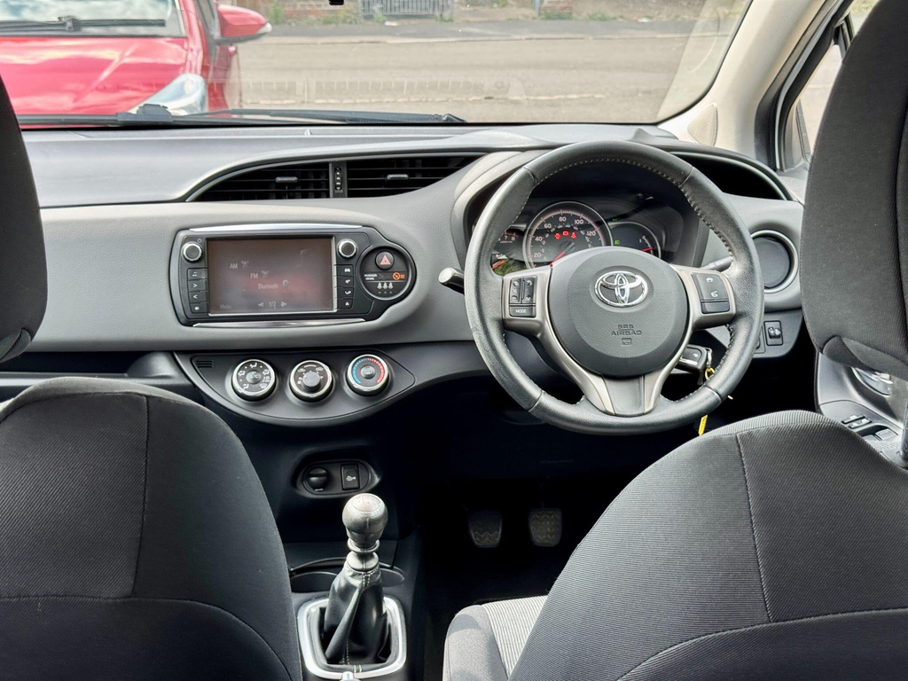 Toyota Yaris Hatchback 1.5 Vvt-h Icon E-cvt Euro 6 201515 White #17