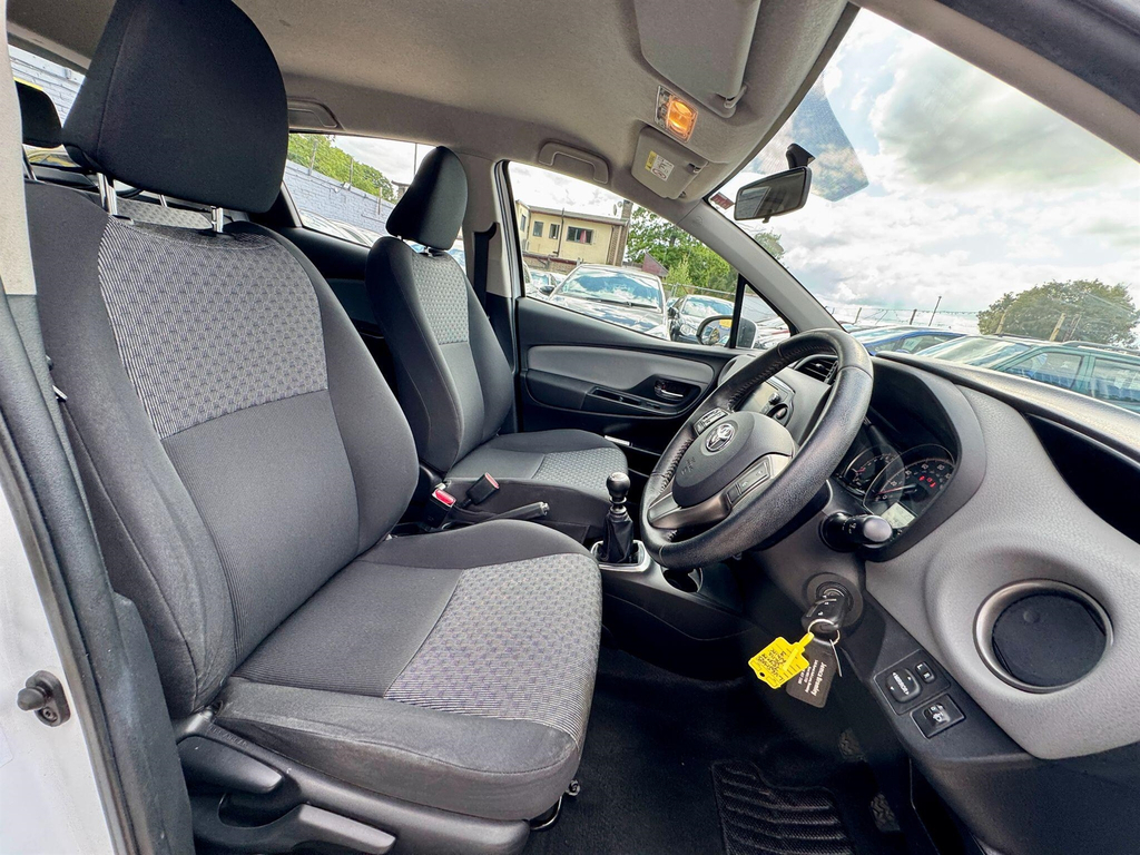 Toyota Yaris Hatchback 1.5 Vvt-h Icon E-cvt Euro 6 201515 White #25