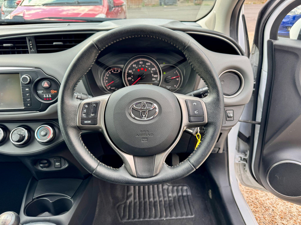 Toyota Yaris Hatchback 1.5 Vvt-h Icon E-cvt Euro 6 201515 White #54