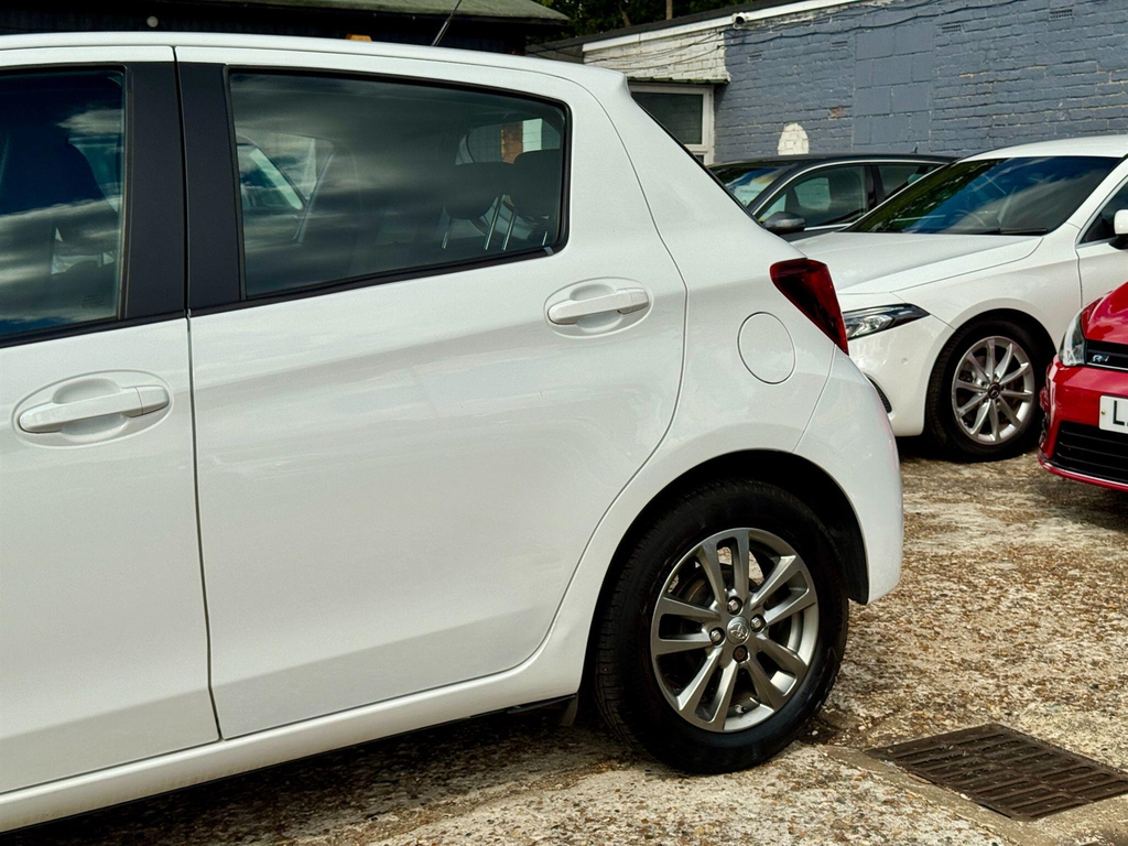 Toyota Yaris Hatchback 1.5 Vvt-h Icon E-cvt Euro 6 201515 White #12